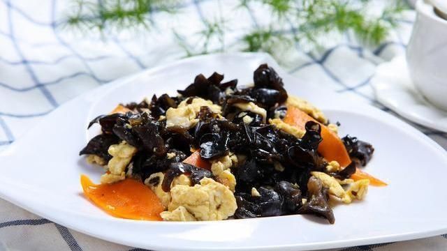 鲜嫩|炒木耳时,总是噼里啪啦响,大厨教你正确做法,鲜嫩又入味