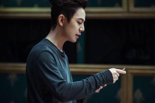  节目组|何炅被《拜冰》坑了？杀青时不见笑容，网友：恐怕很难再续约