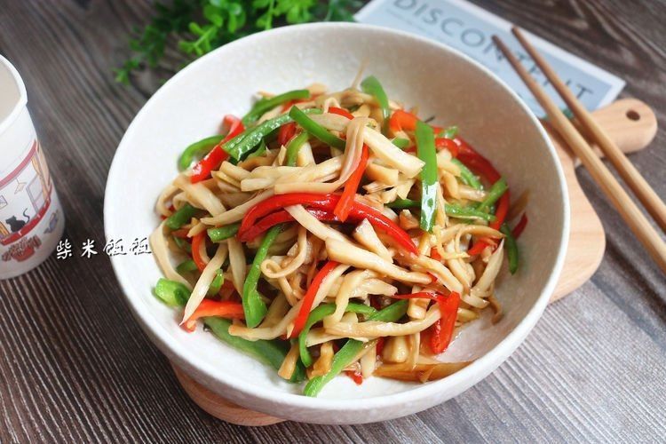 多汁|这三样一起炒,又鲜又脆,吃一口鲜嫩多汁,比肉嚼起来更香