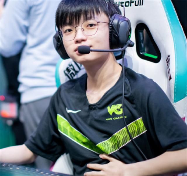  乐言|乐言向队友发出“邀请”，他只回一个表情，粉丝：这是官宣了吗？