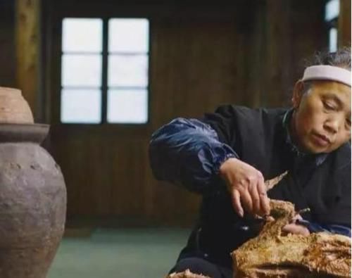 美食|把整只鸭子装进坛里,不加一滴水,5年后打开坛子,看到成品服了