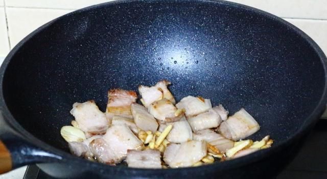  五花肉|1块五花肉，1把干豆角，放锅里炖一炖，又香又下饭，一碗都不够吃