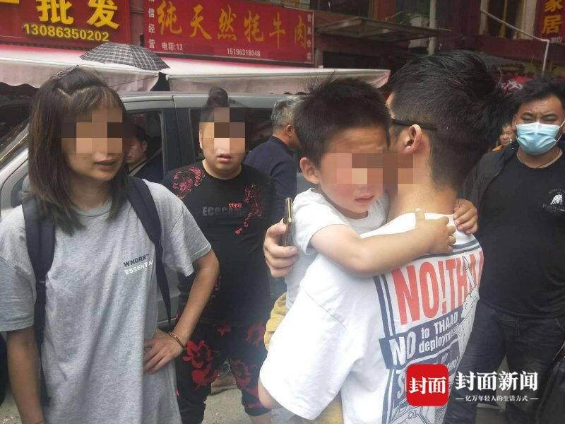  走失|三岁男童菜市场走失 民警快速帮其找到家人