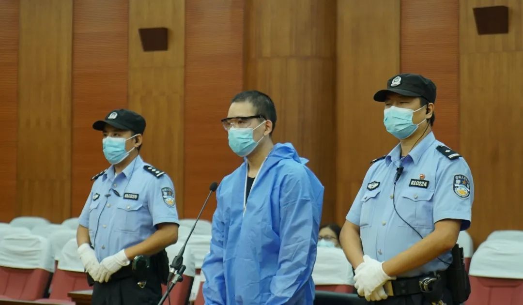 告人林某某|踩踏、重摔、灌酒……2岁幼童遭母亲男友殴打折磨两小时不幸身亡