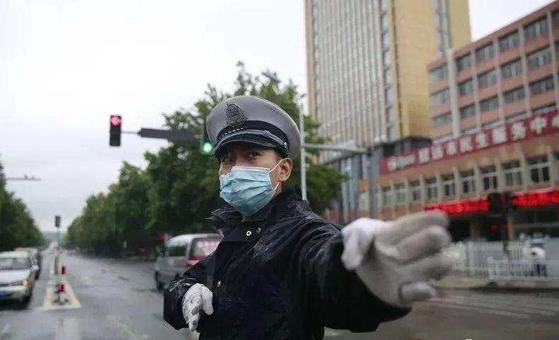  电动|一致好评丨招远交警冒雨走上街头帮电动自行车上牌!
