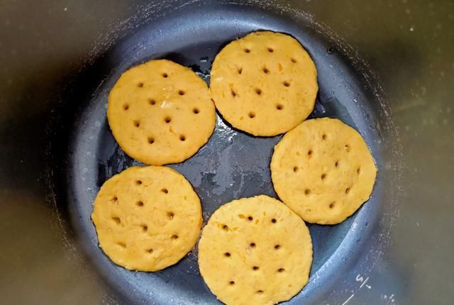  老妈|老妈做的粗粮小饼，软糯香甜，低糖少油，家人都喜欢