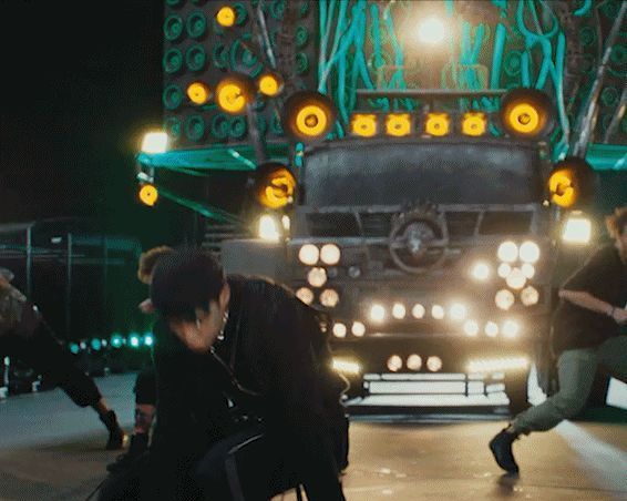  舞步|王一博扭着hiphop律动舞步, 既奇怪又嘚瑟, 网友以为脚崴了