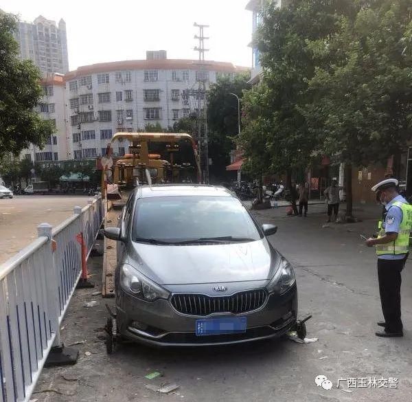 攻坚战|四城同创丨玉林交警全力以赴打好“创城”攻坚战