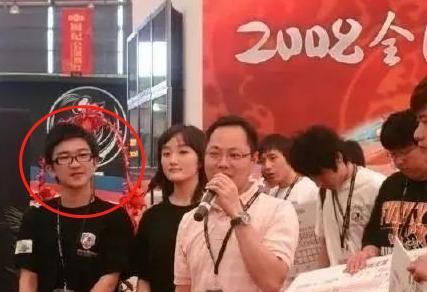 演员|他究竟有何背景？被尔冬升批演技烂，第一次演戏却＂搬动＂半个娱乐圈