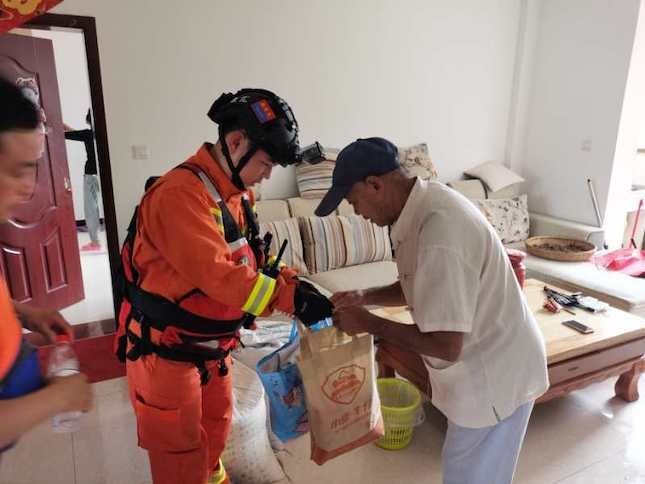 消防|冲、冲、冲……再入鹤毛镇,上海消防救援队7小时疏散200余名被困群众