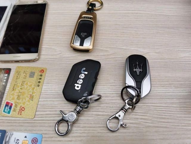 涉案人员|凌晨，警方连夜带回多辆豪车，还有3人……