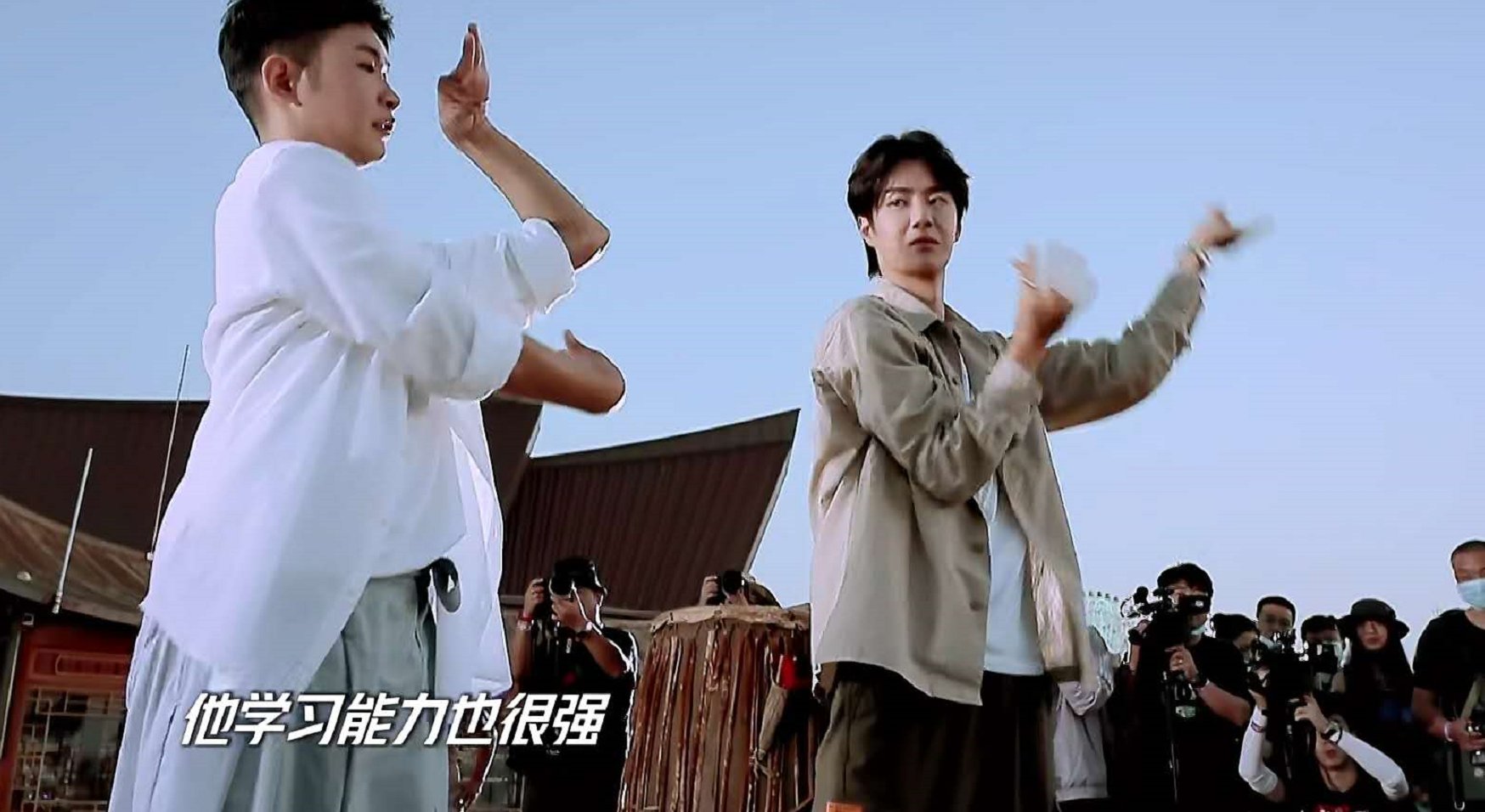  王一博|《天天向上》钱枫吃虫，王一博表情扭曲，可吃起来比谁都香！