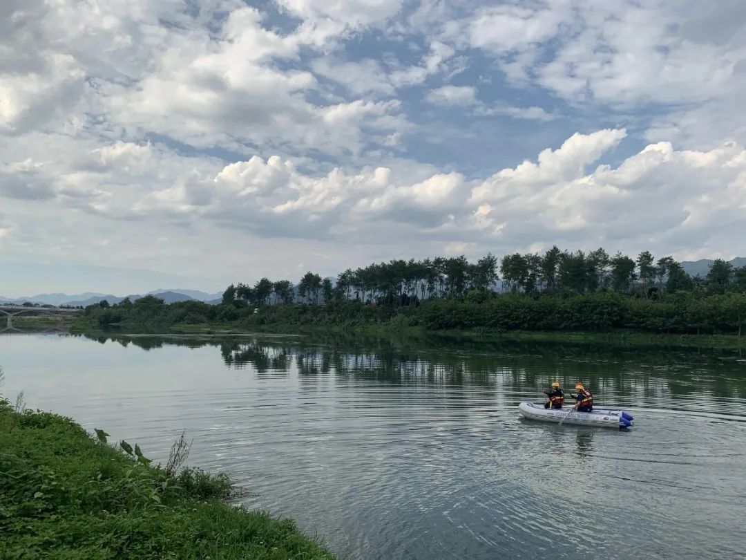 陷入|松阳俩女子入河抓螺蛳,结果脚陷入泥土,动弹不得……