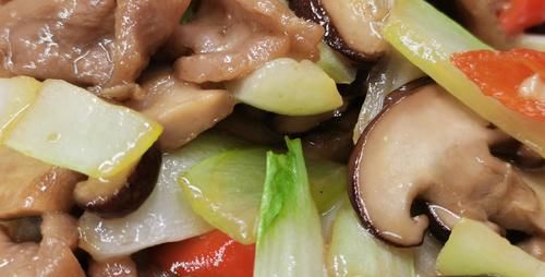  家常菜|鲜香味美的小白菜香菇炒肉，做法简单易学，清新入味，特美味