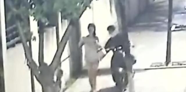 路上|女子走在路上遛狗,却突然遭遇“咸猪手”,男子得手后扬长而去