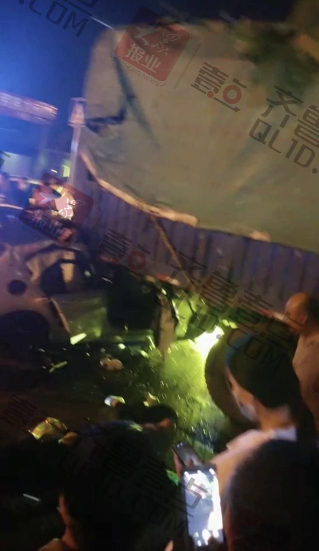  送医|突发！泰安龙潭路轿车与货车相撞，车身变形，伤者送医