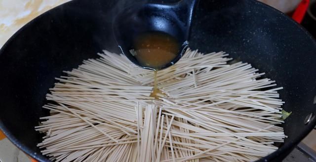 翻炒|面条别再煮着吃,教你新吃法,比吃肉还解馋,家人天天点名要吃