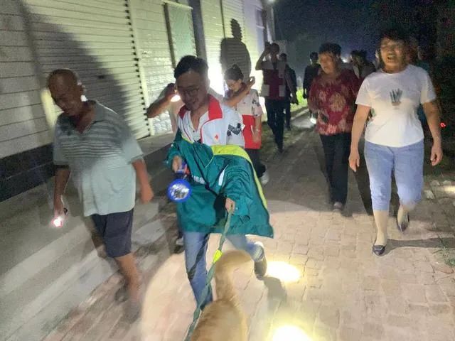  高温|阳信发布：爱心人士带搜救犬冒高温搜寻91岁走失老人