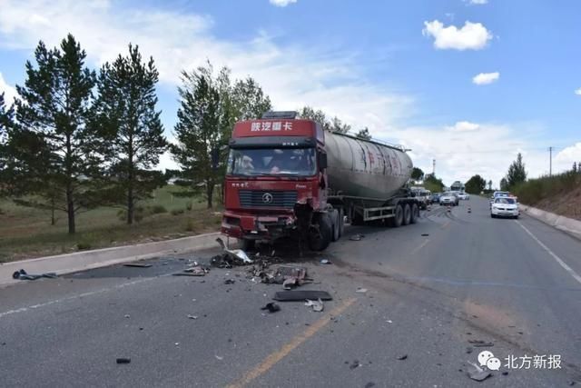  撞碎|鄂尔多斯一油罐车“撞碎”小轿车 1人被困