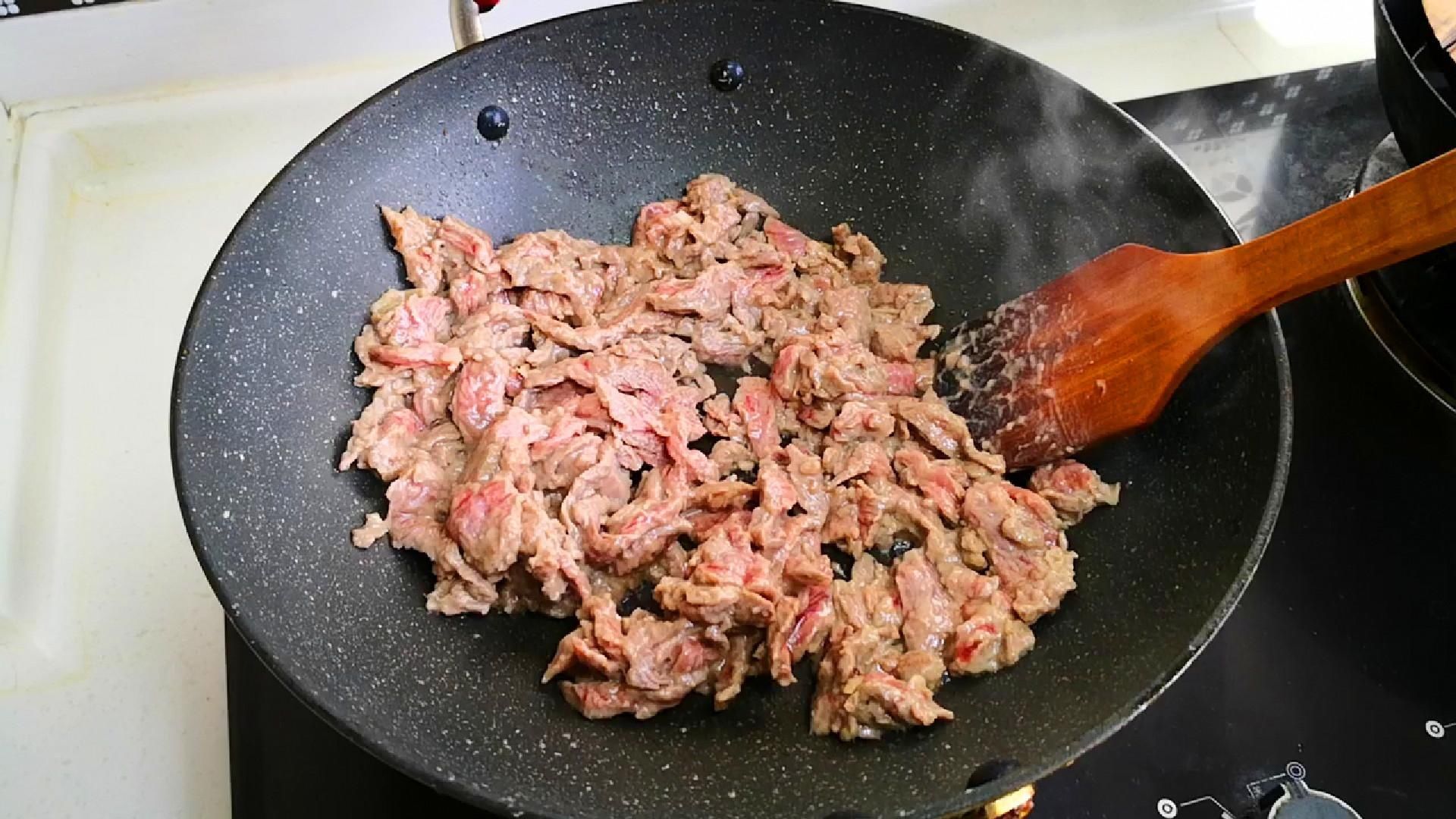 下锅|才知道，炒牛肉时不能直接下锅炒，教你1妙招，牛肉嫩滑，还不腥