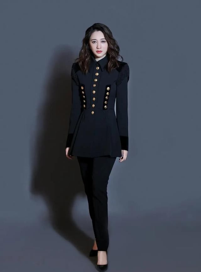 塑料|被李小冉“夹腿坐”迷住,穿粉色连衣裙配塑料斗篷,意外高级优雅