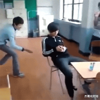 妹子|“妹子,你腰上的纹身真有个性,看得我脸红了”好一个出入平安啊哈哈哈