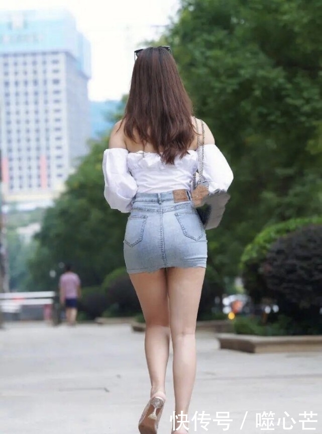  抹胸上衣|被“低估”的牛仔裙，却成了大胯的“克星”，怎么穿都很优雅！