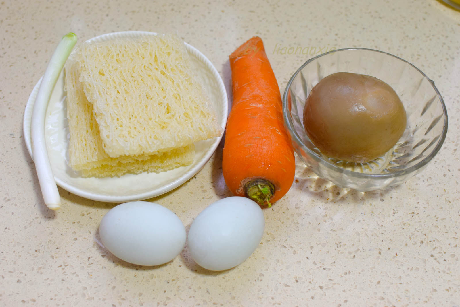  炒有|夏季早餐我从不出去吃，鸡蛋加米粉，简单一炒有饭也有菜