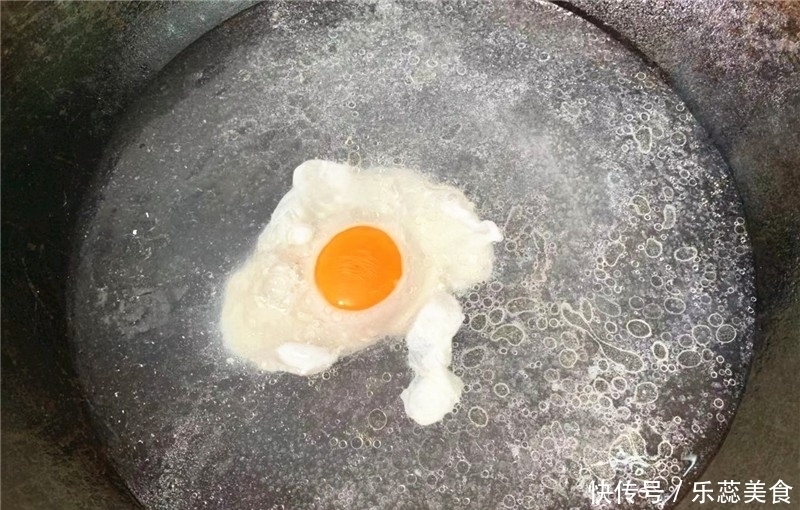 蛋白|水煮荷包蛋,下锅就散还有白沫?大厨教您1招,完整无缺不散花