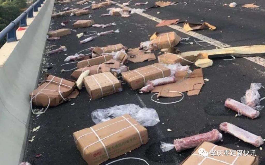  拉走|货车高速公路遇车祸，7吨猪肉遭哄抢！连车门也被拉走了…