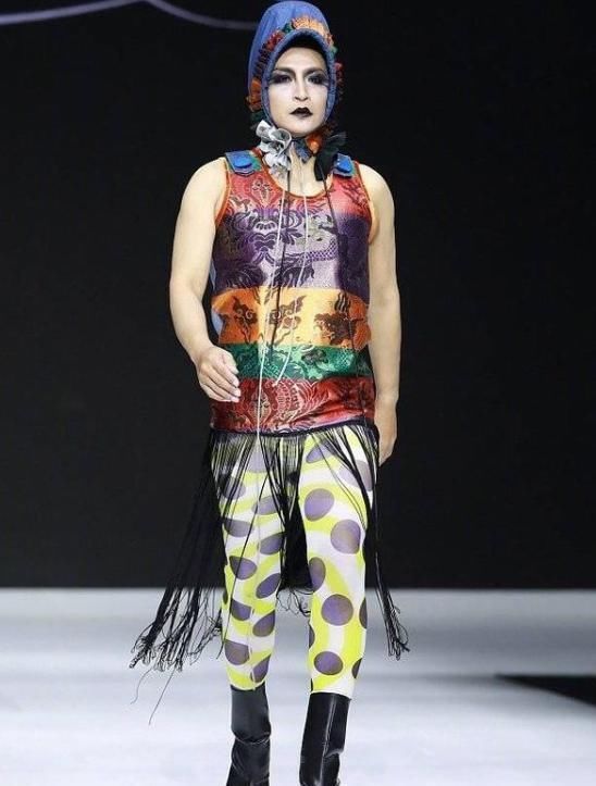  近况|陈志朋近况曝光，穿西装接商演，卖力演唱人气却“惨淡”