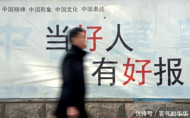 摄像头|老人骑电动车摔倒，如果没有摄像头，这名女子该怎么办？