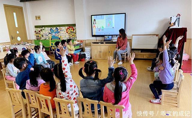 机灵|公交车上男孩高喊肚子痛，母亲查看后报警，乘客：“孩子真机灵”