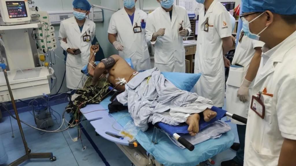  男子|【吓人】离心脏只差几厘米！ 男子在工地坠落 ，4根钢筋插穿身体....