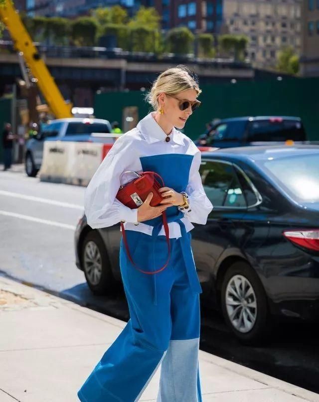 高级有质感|还在背水桶包吗？今年流行的可是“腋下包”，谁背谁好看