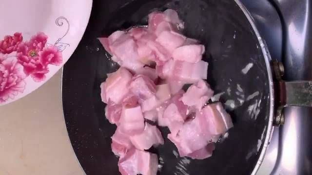 不腻|做红烧肉时，千万不要直接入锅，多加一个环节，猪肉鲜嫩不柴不腻