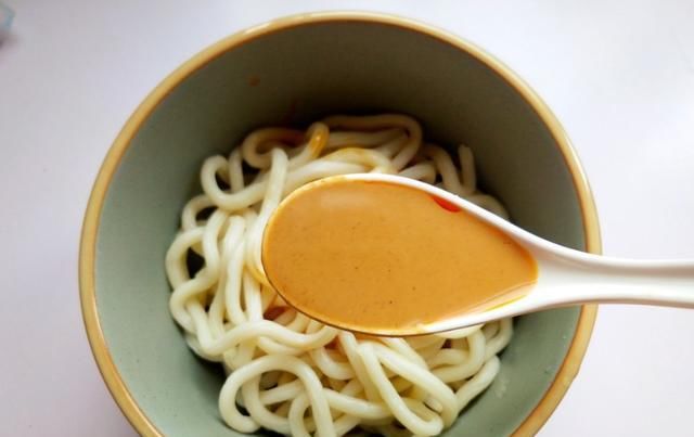  麻酱中|土豆粉里加点这个佐料，好吃到舔盘！孩子说他还可以再吃一碗