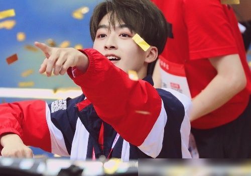  回事|王艺瑾交接棒失误忍不住哭泣,何洛洛专门去道歉,90度鞠躬是咋回事