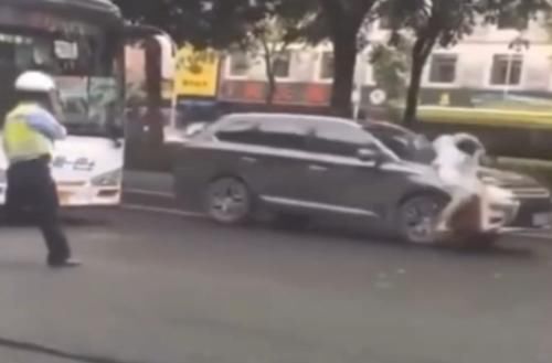  交警|老大爷碰瓷公交车，看到交警撒腿就跑，最后一幕真的想笑