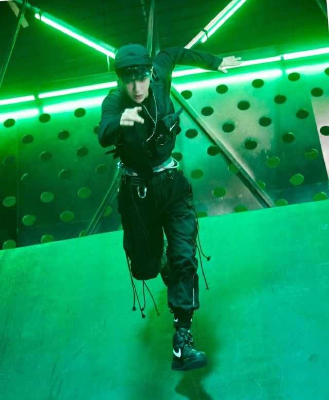  蓝绿色|王一博蓝绿色脏辫！这造型简直不要太街舞！一波王炸！