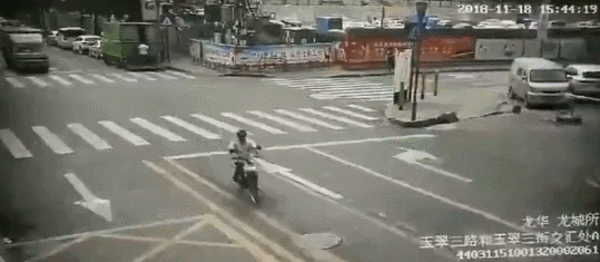  目睹|警醒！3岁男童横过马路被撞飞，家长目睹惨剧发生…