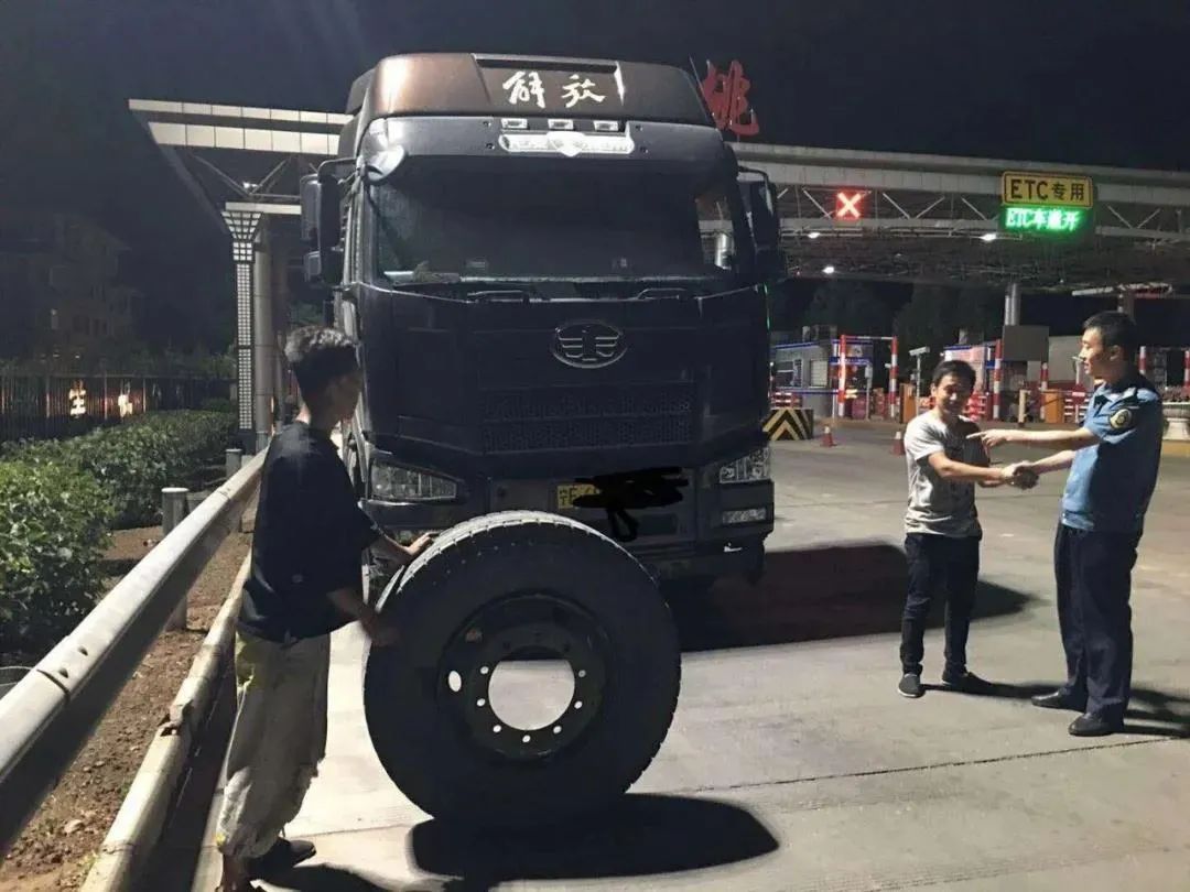  货车|宁E大货车轮胎掉落在收费站ETC车道，司机竟全然不知