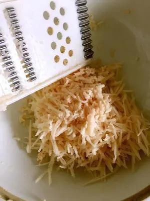 好吃|1斤猪肉,1节莲藕,教你正宗炸莲藕丸子的做法,又香又酥脆,好吃