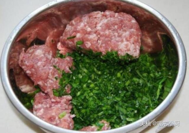  融入一些密|拌饺子馅，先放盐还是油？不要一步错步步错，难怪不入味，腥味重