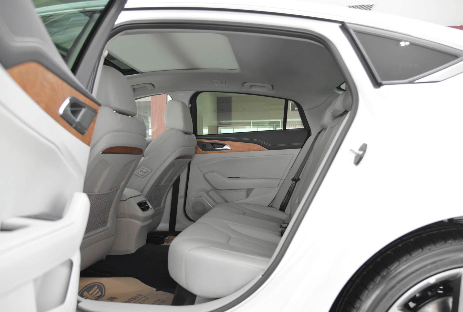 家族|红旗的销量“王炸”，家族外观比雅阁牛气，2875mm轴距舒适如家，价格15万