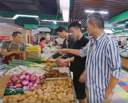  大厨|中餐厅厨师地位差距大？张亮买鱼养着玩，林大厨买5元的菜被询问