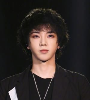 眼中|迷人计丨“美瞳本体”华晨宇,眼中有星空!