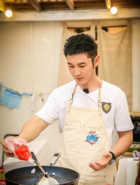  黄晓明|黄晓明《中餐厅》“脱妆”，明星妆前妆后对比，怕是亲妈都不敢认