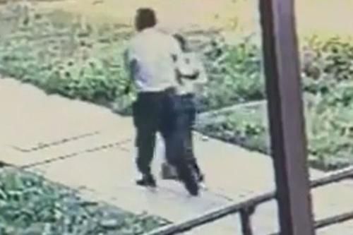  暴揍|63岁老头在孩子家长面前诱拐6岁女童，遭女孩父亲暴揍