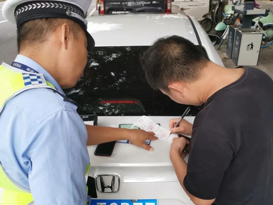  向车外抛洒|向车外丢掷矿泉水瓶，这名车主不到15分钟就被逮住处罚